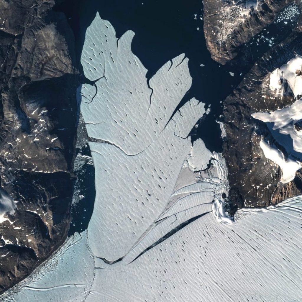 Separation of Manhattan Is. sized ice shelf pieces from 79 Glacier far northeastern Greenland 2